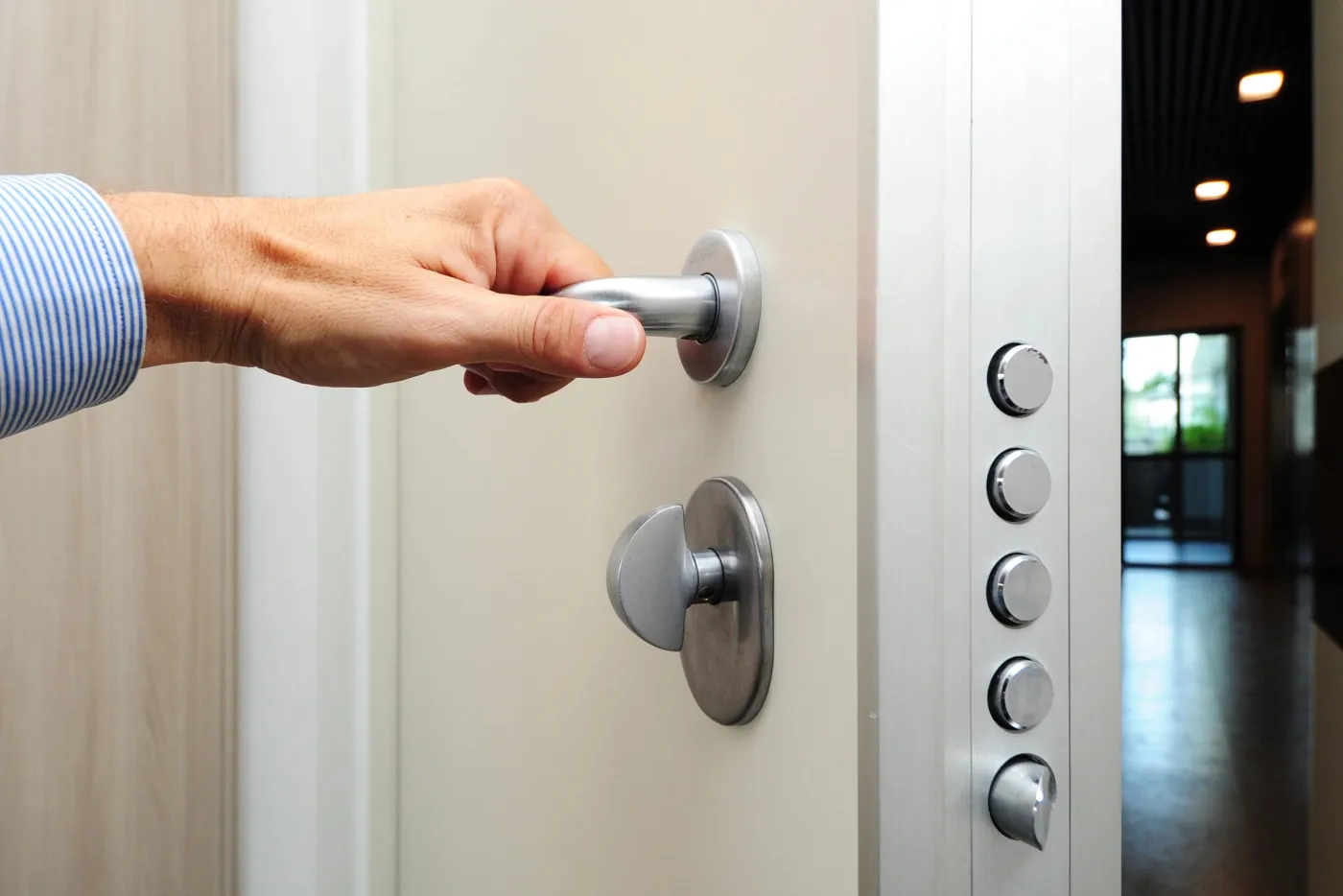 Porte d'accès à serrure multipoints dans le hall d'un immeuble de bureaux en Île-de-France