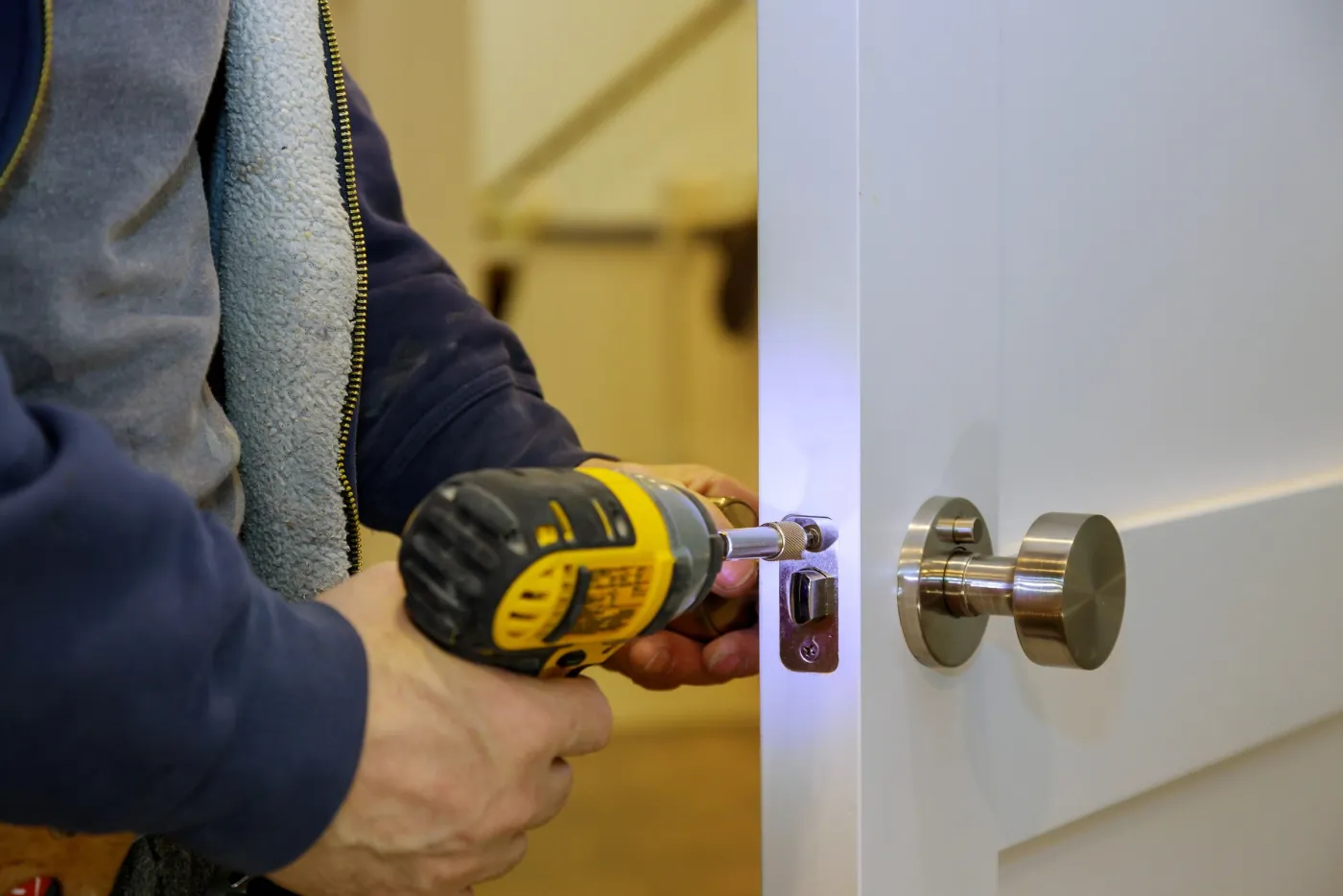 Installation d'un cylindre de sûreté sur la porte d'un site professionnel en Île-de-France