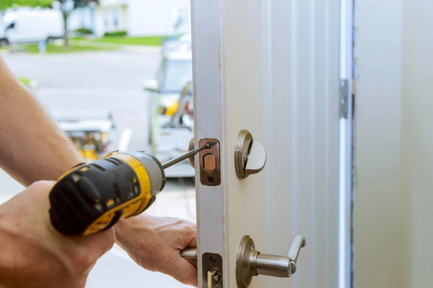 Réglage d'une serrure multipoints sur le chant d'une porte lors d'une intervention en entreprise